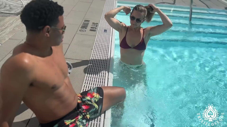 TrixieLove: Milf sulla piscina sul tetto si incontrano con dei bbc -...