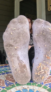 Ich zeige meine dreckigen socken und füße