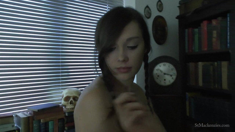 St Mackenzie's Archive: Jo bawi się swoimi jedwabistymi włosami, gdy się rozbiera