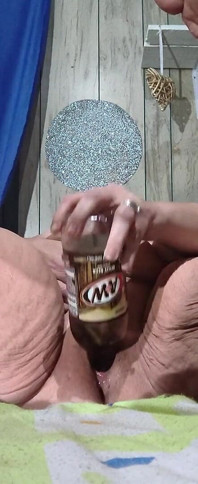 Hey pelacur masukin botol pop itu ke memekmu