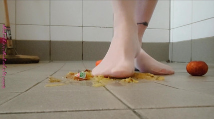 Carmen_Nylonjunge: Footplay in pantyhose with fruit