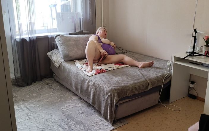 Zona901: Een vriendin speelt met een groot poesje met haar kam