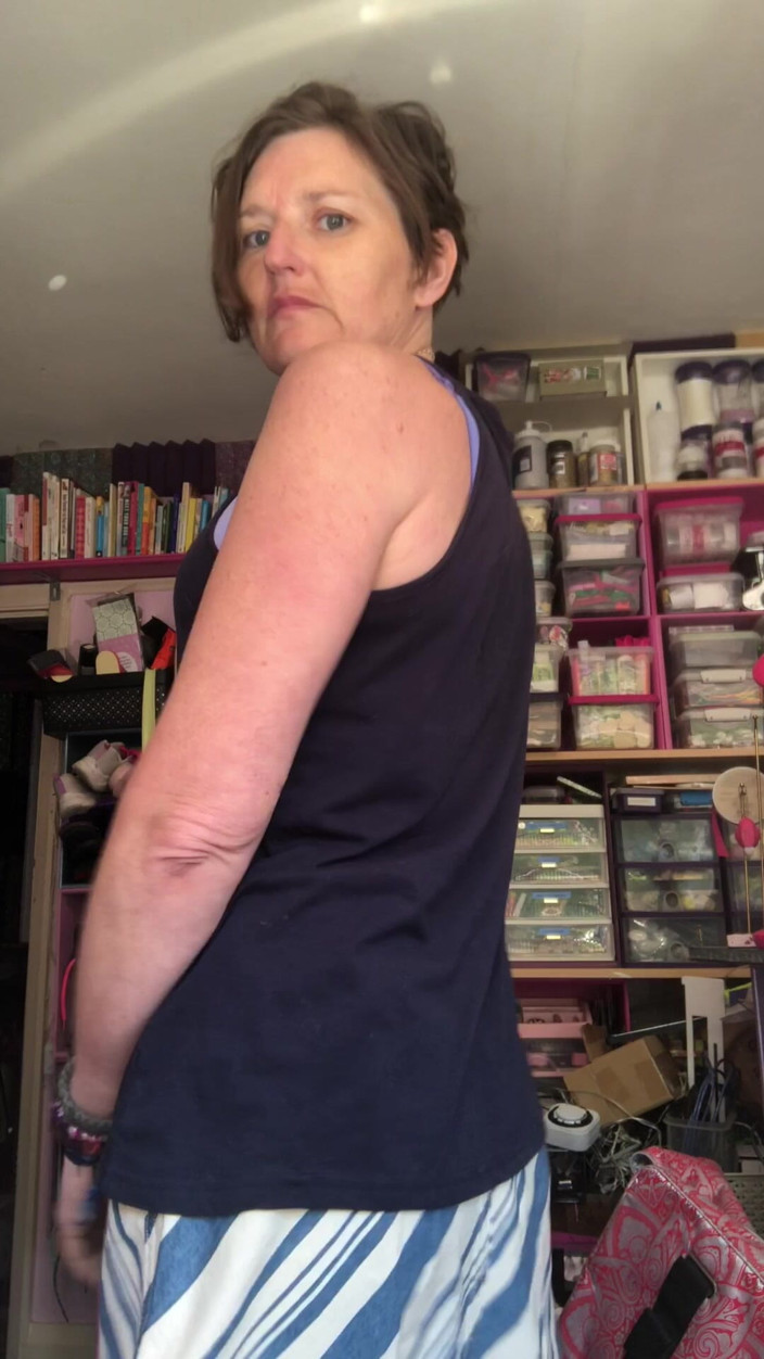MistressWriggler: 由于我的狂野和未受虐的灌木，我似乎得到了一根鸡巴
