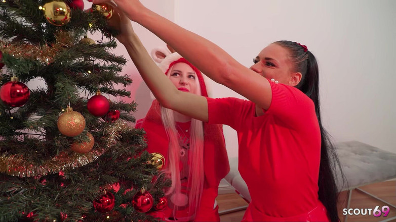 Scout69: 德国瘦拉丁女郎christiy ley和maria gail在圣诞节勾引2男1男3P