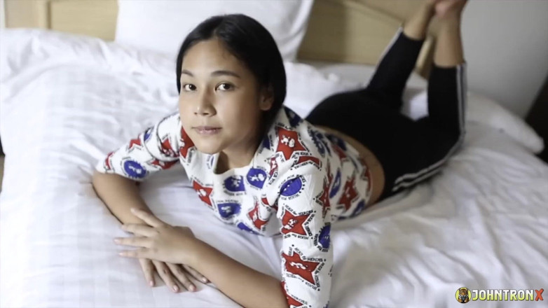 John Tron X: Tätowierte thailändische süße lutscht und fickt meinen großen schwanz