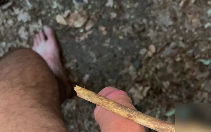 Self spanker: Dicambuk di hutan pakai tongkat
