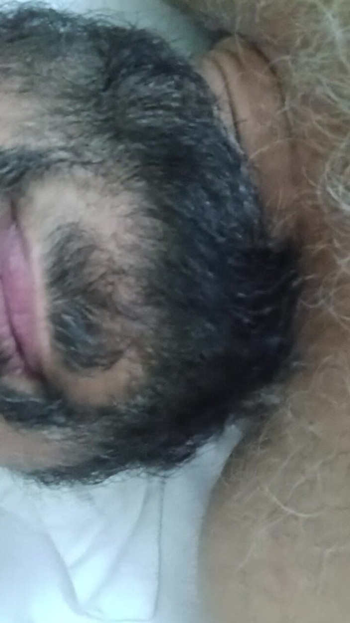 Daddy Dude: インドのパパがベッドに横たわり、あなたのためにからかい、ポーズをとっている