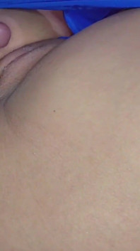 Memek sempit adik tiri nakal ini dientot habis-habisan sama adik tirinya sendiri! Memek sempit cewek ini pertama kali dientot habis-habisan sampai dicrot di dalam