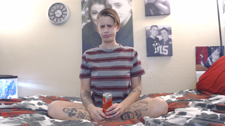 Abby Anna: Red Bull sắc nét mới burps