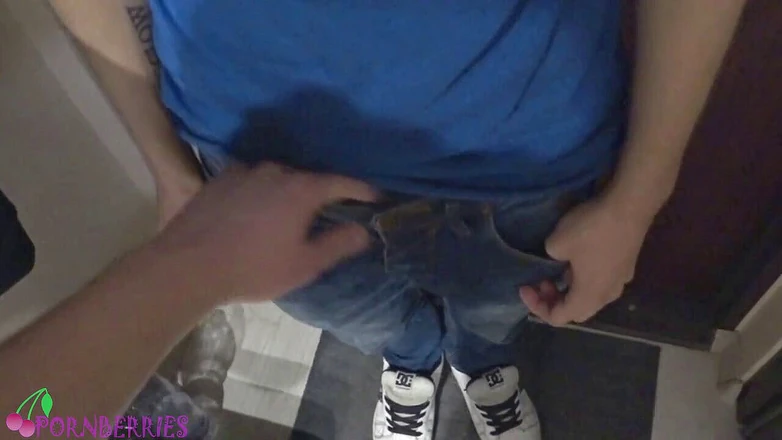 Ethan Alex: POV twink skate footjob, voetenaanbidding en klaarkomen!