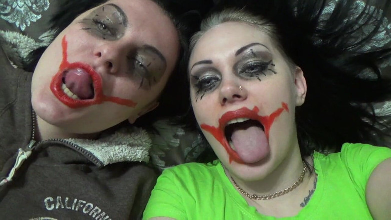 Goddess Misha Goldy: Due pazze ragazze pagliaccio ti penzolano sopra le loro bocche...