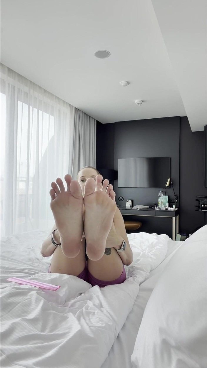 Czech Soles - foot fetish content: Домашня нога і довгі пальці ніг вимірюють