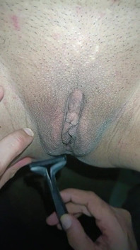 Sexig fet fitta som rakar hår