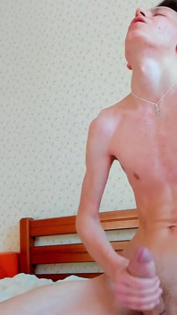 18-jähriger twink ist immer noch eine jungfrau, will aber wirklich einen typen ficken