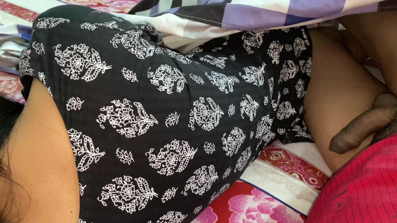 Desifilmy45: Sdílel postel s padžábským Bhabhi a ošukal její velký zadek