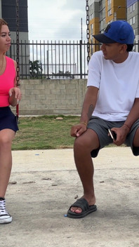 Conheci um estranho no parque nas redes sociais, a convenço a vir ao meu apartamento, e acabei dando-lhe uma boa foda.