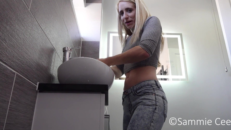 Sammie Cee: Orinar en el baño en bragas