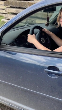 Auto zit vast in modder: wanhopige masturbatie, natte pijpbeurt en openbare cumshot in het gezicht