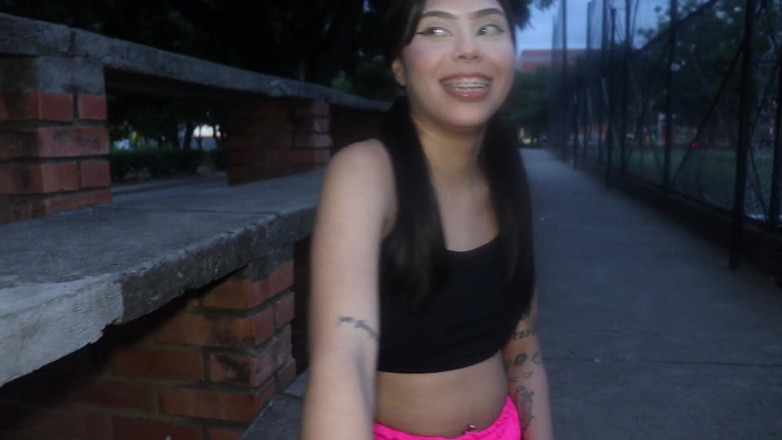 Vanessacoxxx: Aku pergi joging dan menemukan gadis langsing dengan tubuh aduhai...