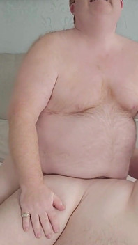 Papa neukt in de slaapkamer