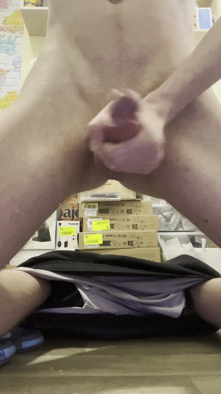 Johnny69227: Twink amator ejaculează tare și se fute cu un vibrator imens...
