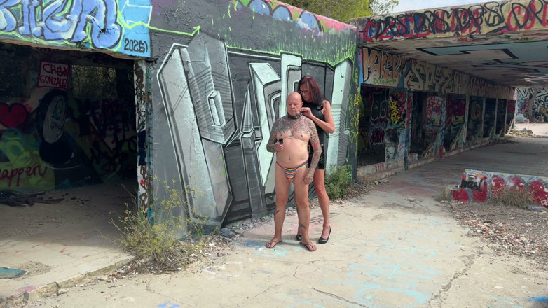 NaomiPerv: トランス・ミストレスのナオミペルフが屋外でムチと乳首クランプを使う