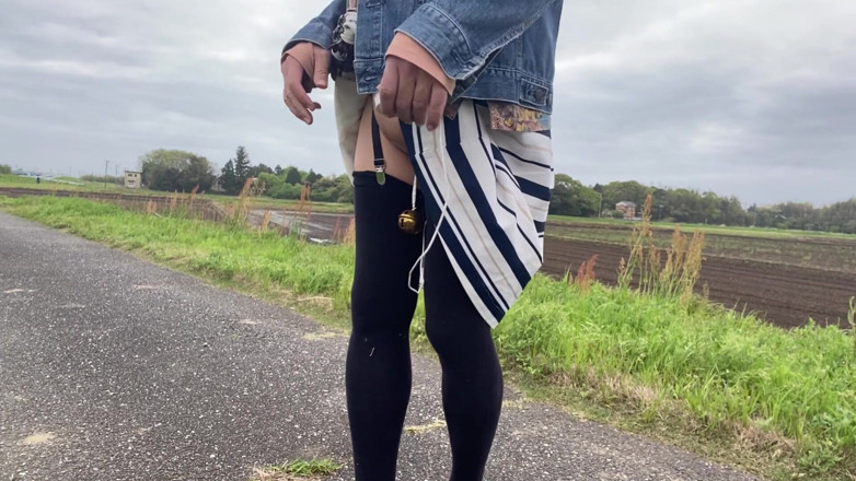 megu2002: Nr. 202 Tuck beim Spaziergang am Fluss entblößt