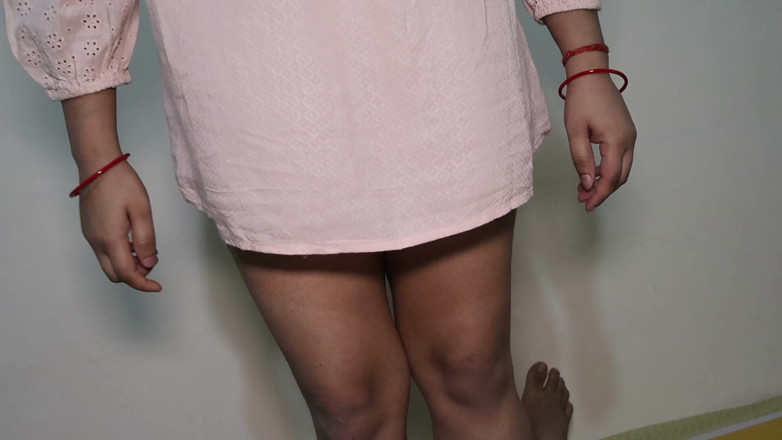 kirti bhabhi: Mahasiswi india dengan celana jins dan baju atasan lagi asik...