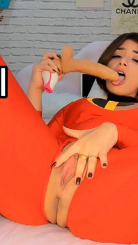 Elastigirl cosplay šuká mokrou kundičku s dildem a hodně vyvrcholí