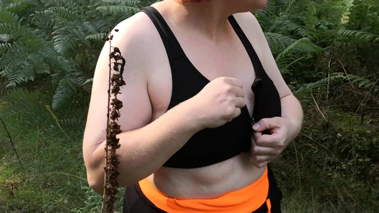 Bouncy Tits Action: Úplně nahá na venkovním místě