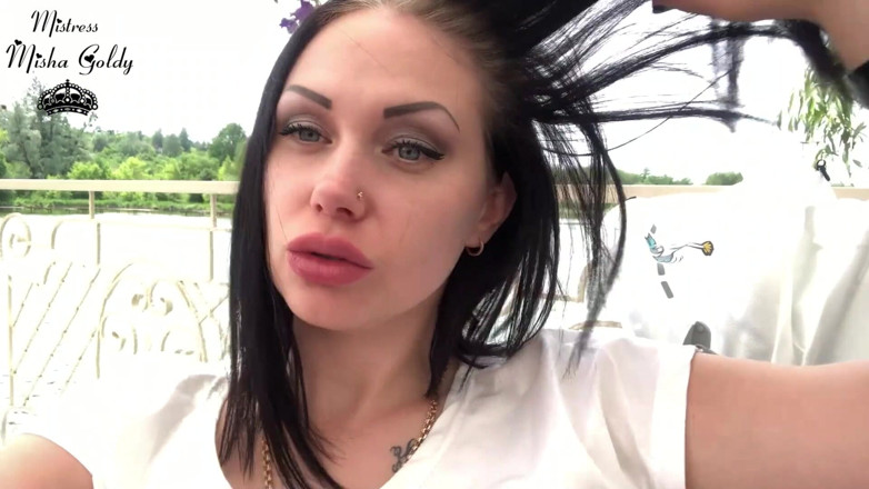 Goddess Misha Goldy: Sensual lambida de lábio grande e cheiro no lago