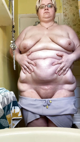 Real homemade BBW BBC porn: SSBBW striptýz v masturbaci ve sprše v koupelně