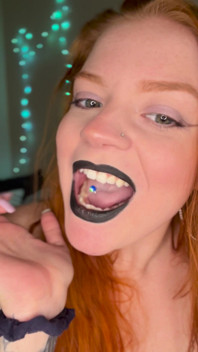 Pelirroja grandota Miley Coxxx escupe fetiche - boca de cerca - lengua perforada