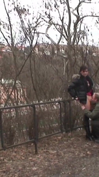 Hace frío en el parque y la joven morena de pequeñas tetas naturales es calentada por un viejo y se traga todo el semen