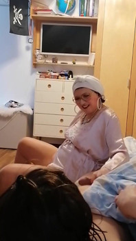 Stiefmoeder kwam 's ochtends naar haar stiefzoo om seks te hebben.