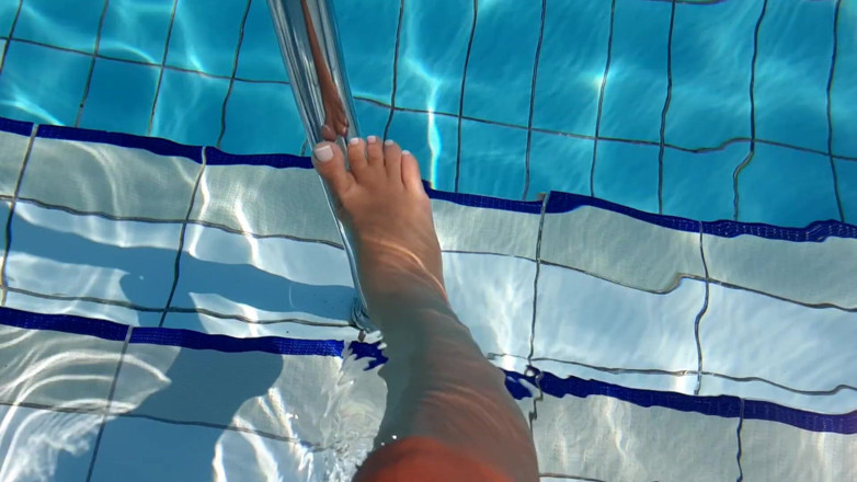 Fetish intimmedia: Heiße füße spielen im pool