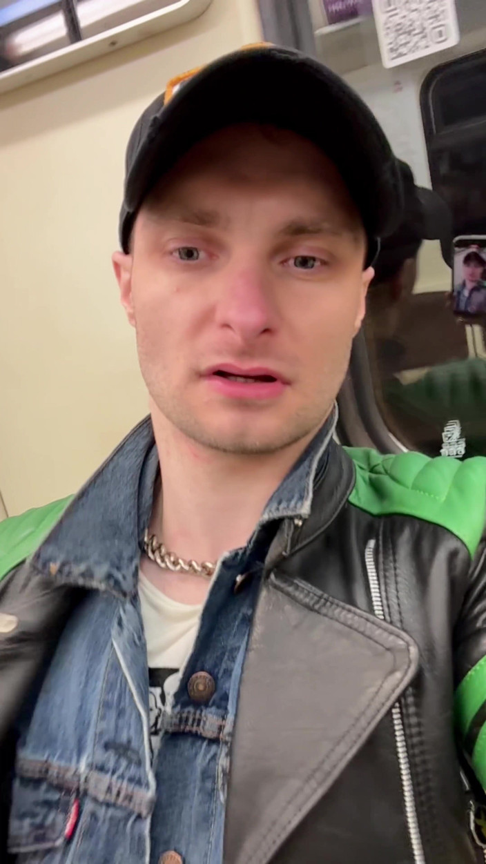 KinkySirius: Gay skinhead Kinkysirius si dává zlatou sprchu na veřejných záchodcích