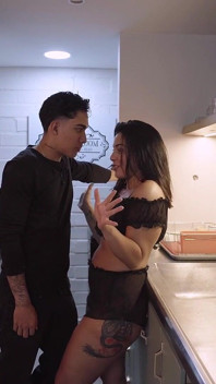 La Mia Matrigna Formosa Mi Stuzzica Con I Suoi Vestiti Sexy Mentre Lava I Piatti