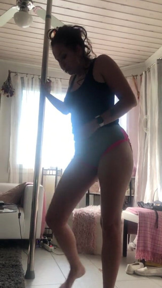 BambiAmbita: Bambiambita穿着非常小的短裤跳舞