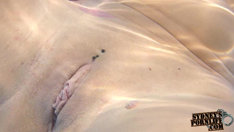 Sydneys porn life: Büyük göt, büyük göğüsler, gerçek kız arkadaş havuzda oynuyor!