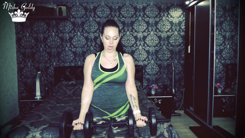 Goddess Misha Goldy: 50 sollevamenti di peso ripetute per una sfida bicipite e...