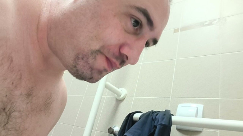 Leccacessi: Licking a Public Toilet