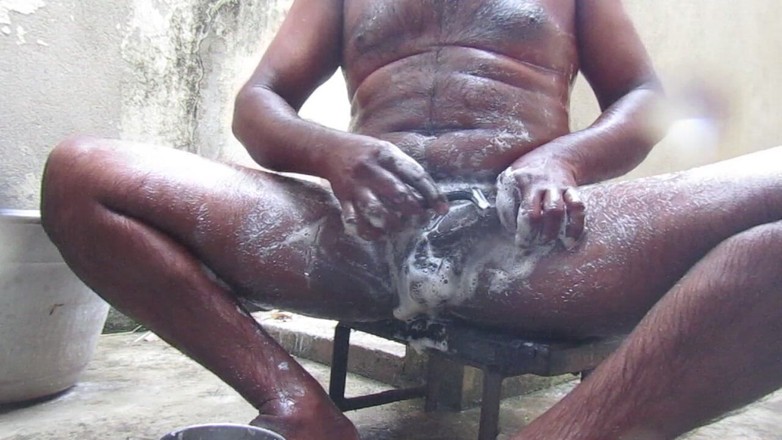 Tamil x cock: Un homme mature sexy se baigne et effaisse les poils...
