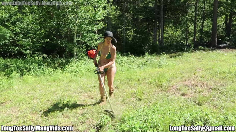 Long Toe Sally Big Buns: Whacking It Down