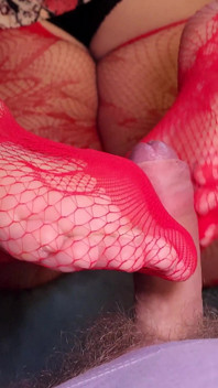 Footjob von chubby in roten Spitzenstrümpfen und schwarzem höschen