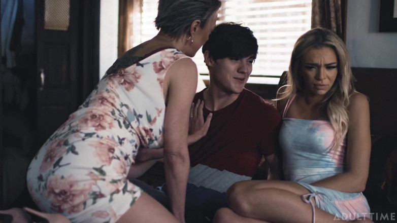 Adult Time: Adult Time - เด็กสาวโชคดีได้เย็ดสามคนกับคุณแม่เลี้ยง MILF Dee Williams และน้องสาวเลี้ยง Tiffany Watson