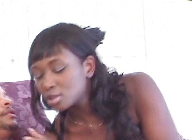 Dark Extreme: बड़ी गांड वाली सांवली की गांड का छेद खराब हो जाता है और चेहरे पर वीर्य छोड़ा जाता है