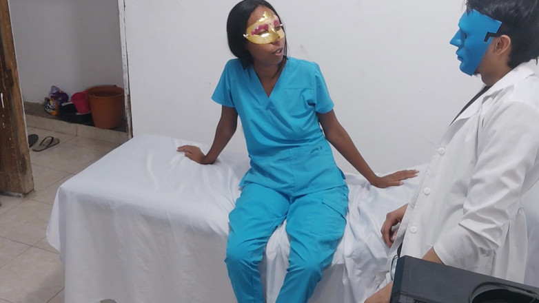 NEGRITA SEXY: Медицинские коллеги делают вещи для взрослых на больничных носилках.