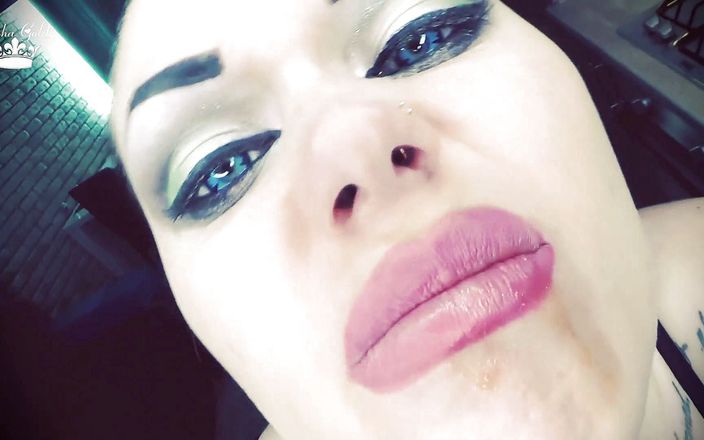 Goddess Misha Goldy: Велетень їсть 5 рабів цнотливості, які вкрали ключі!