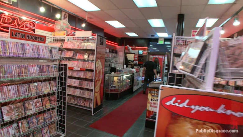 Public Disgrace by Kink: Chatte gratuite dans un magasin de porno
